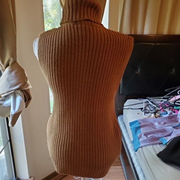 Brown turtle neck knit top - Picture 2 of 9